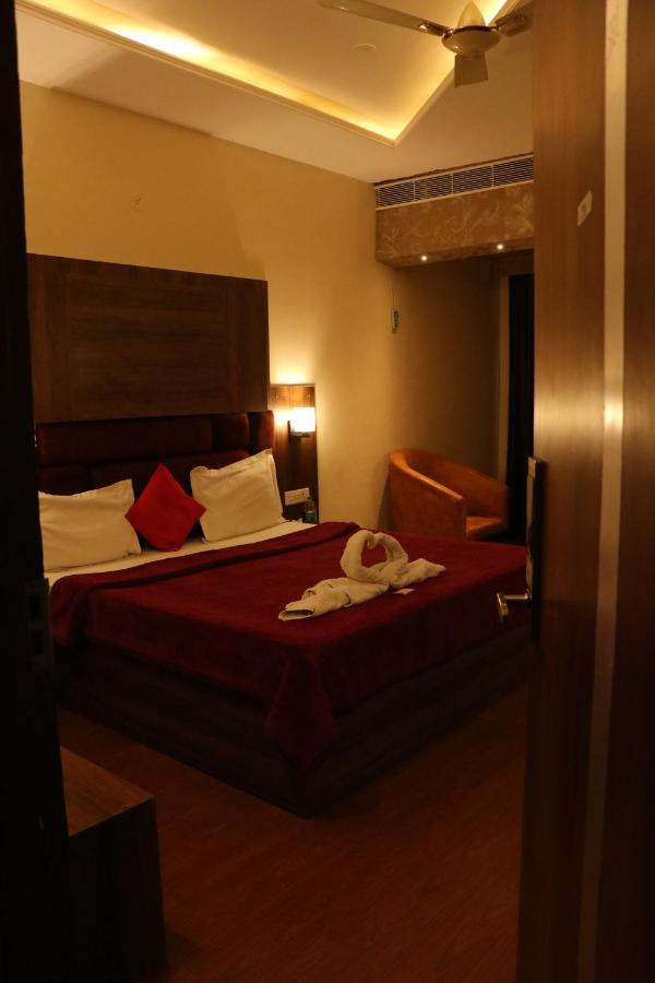Hotel Pushap Palace Патіала Екстер'єр фото